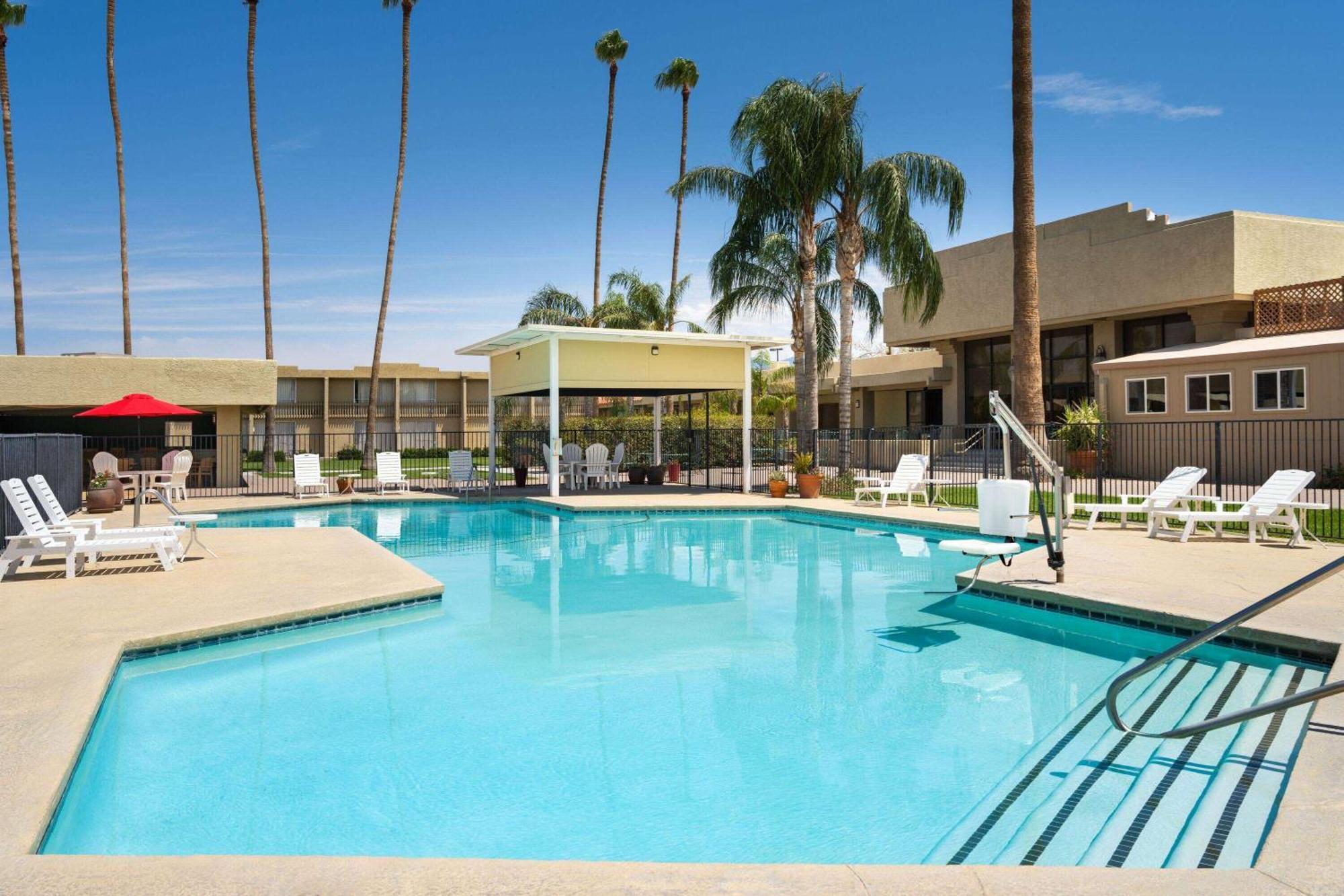 Ramada By Wyndham Tucson Hotel Exterior photo