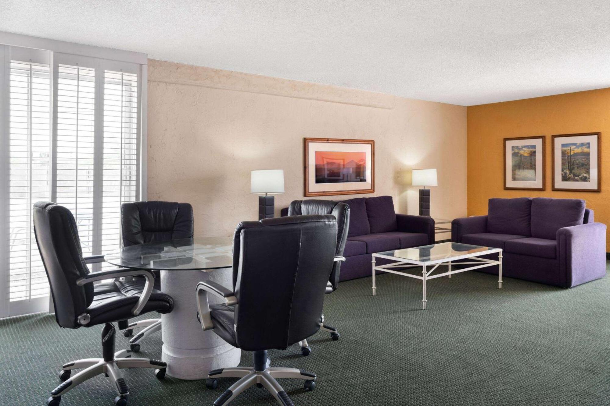 Ramada By Wyndham Tucson Hotel Exterior photo