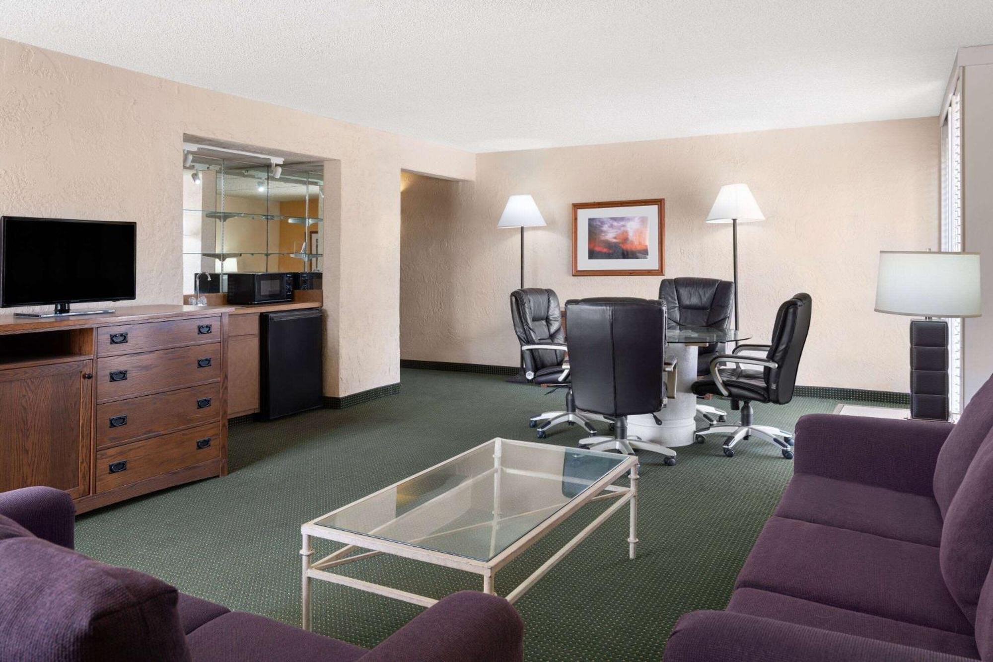 Ramada By Wyndham Tucson Hotel Exterior photo