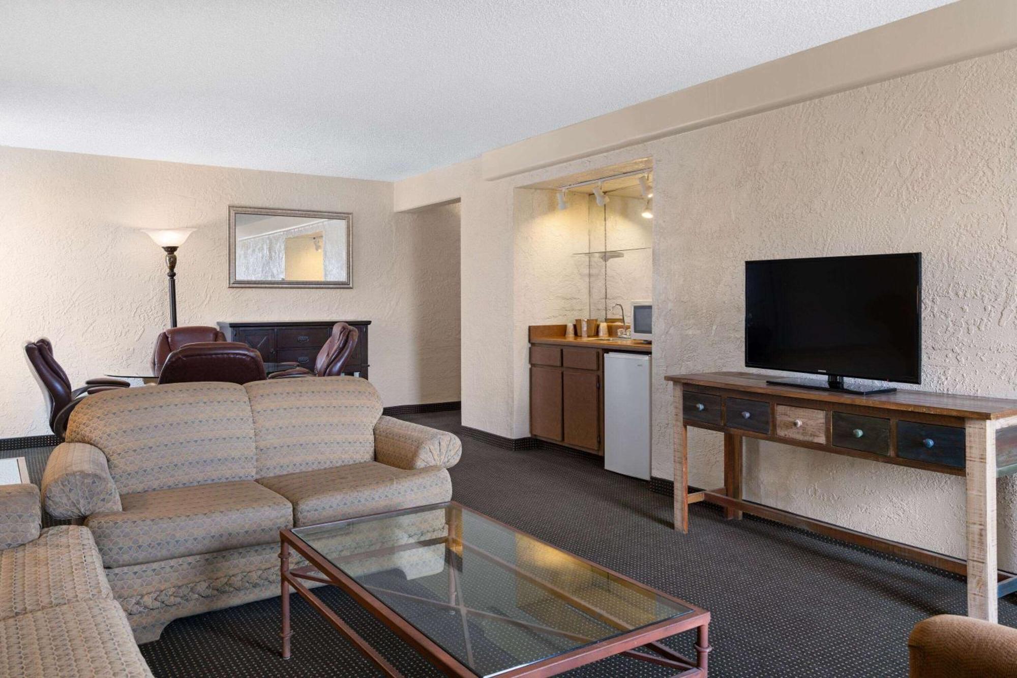 Ramada By Wyndham Tucson Hotel Exterior photo